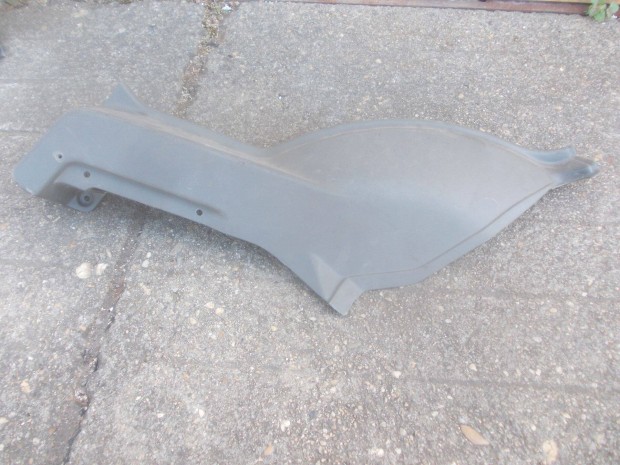 Suzuki Swift 5 ajtós bal hátsó alsó C-oszlop burkolat 1999-2003