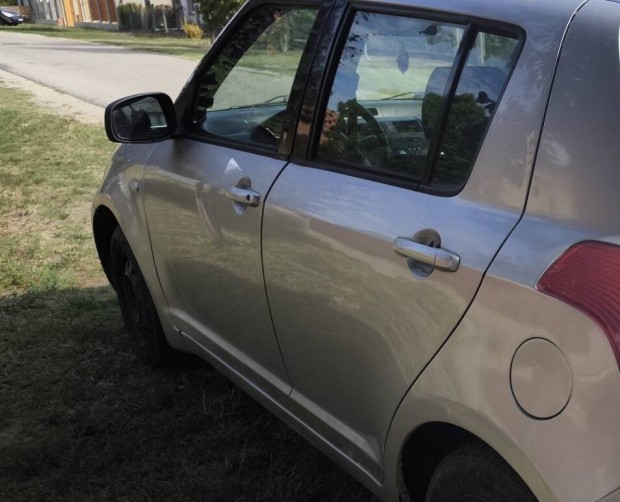 Suzuki Swift bal első ajtó 2005-11