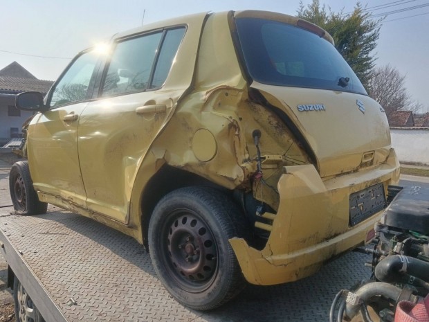 Suzuki Swift csomagtér ajtó