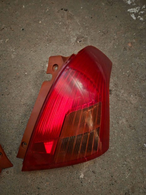 Suzuki Swift jobb h�ts� l�mpa