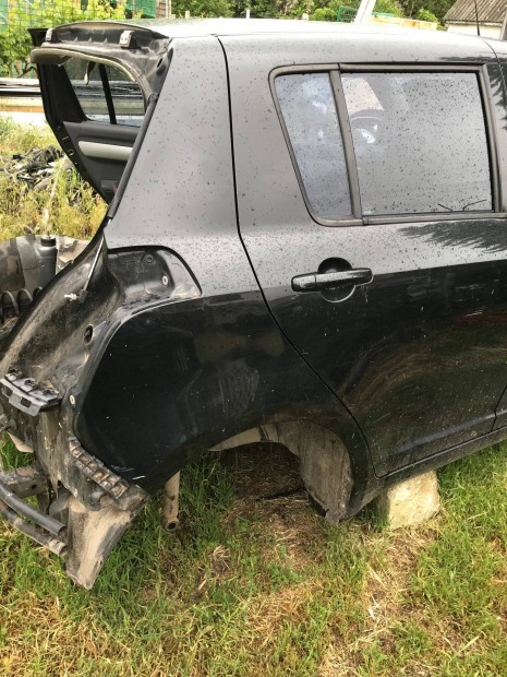 Suzuki Swift jobb hátsó sárvédő