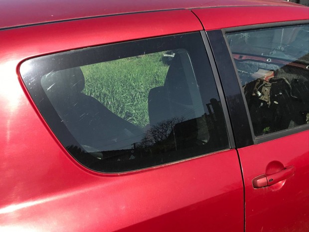 Suzuki Swift jobb oldalüveg eladó 3 ajtóshoz