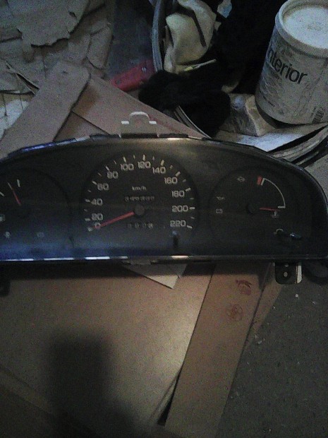 Suzuki Swift kil�m�ter �ra egys�g