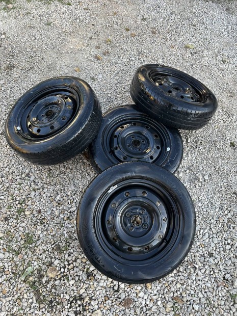 Suzuki Swift lemezfelni nyári gumikkal 175/65R15