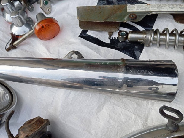 Suzuki TU 250 hátsó ülés, alkatrész , kipufogó