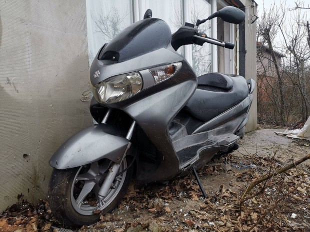 Suzuki UH 125 Burgman k�nyelmes v�rosi robog�, foglalkoz�s �ll