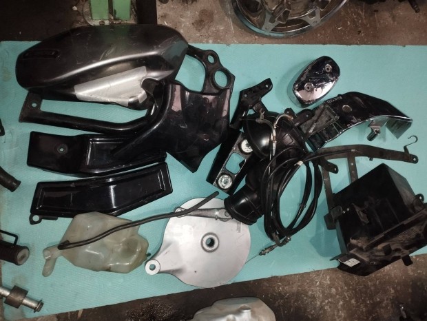 Suzuki VL 800 alkatr�sz , km �ra