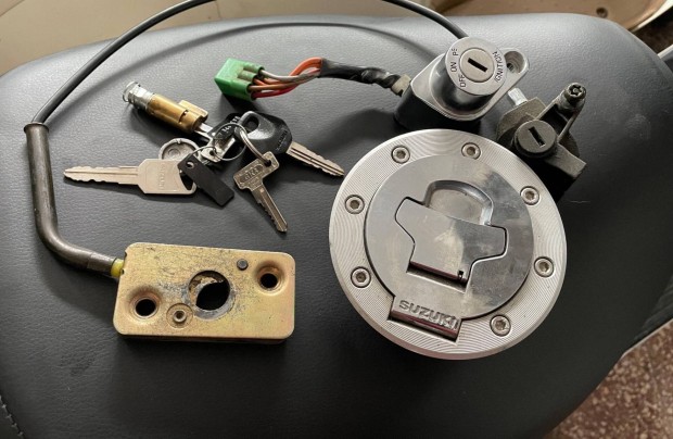 Suzuki VZ800 zr szett komplett 4db kulcsal fix 50eFt