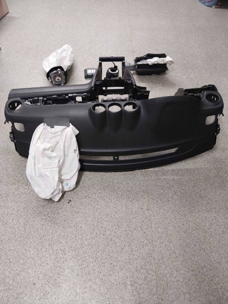 Suzuki Vitara 2018 m�szerfal (l�b-vezet� �s utas oldali l�gzs�k kiny�l