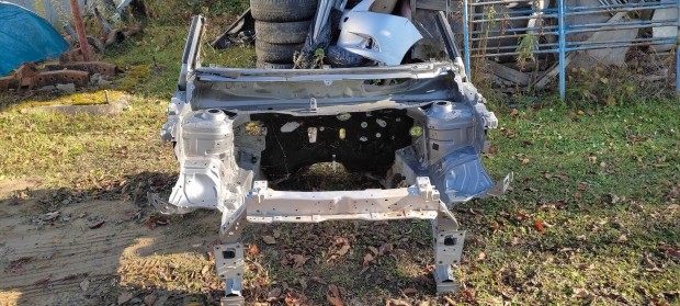Suzuki Vitara bontott eleje,doblemez,homlokfal,zárhíd.
