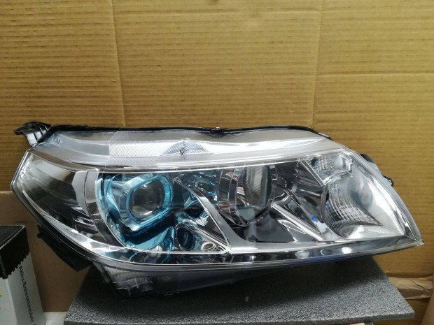 Suzuki Vitara fényszóró jobb 2015 -> 2020 LED/HB3