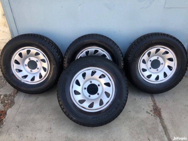 Suzuki Vitara kerk garnitra 205/70 R 15