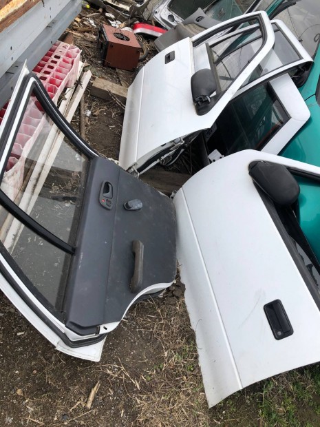 Suzuki ajto �s egy eg�sz kocsi pap�ros