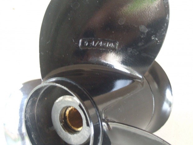 Suzuki hajcsavar (propeller) 9, 25" x 10" (DF 9,9)