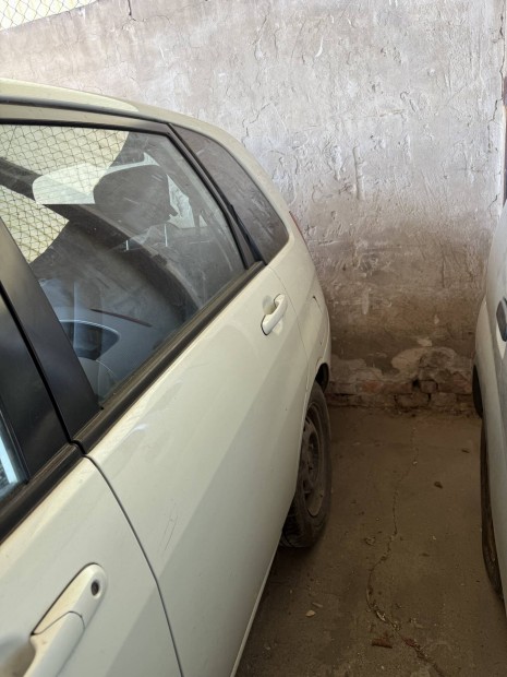 Suzuki liana bal hátsó fehér ajtó