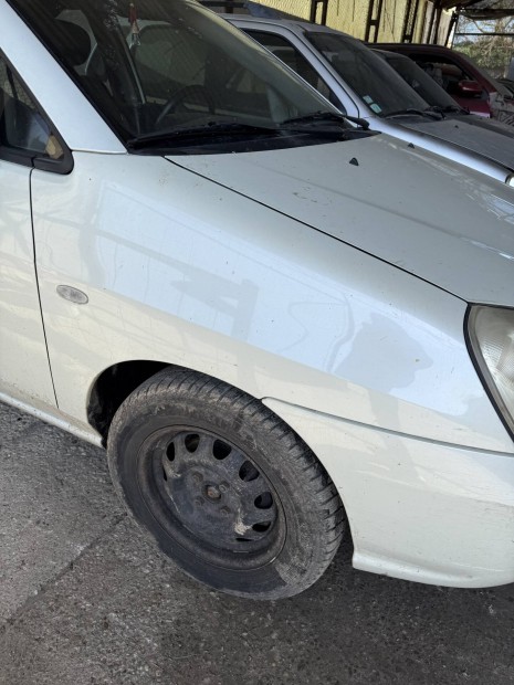 Suzuki liana jobb első sárvédő