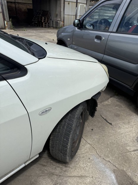 Suzuki liana jobb első sárvédő