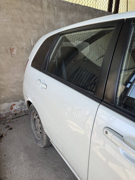 Suzuki liana jobb hátsó fehér ajtó