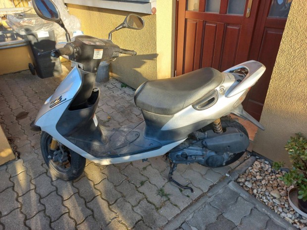 Suzuki robog elad