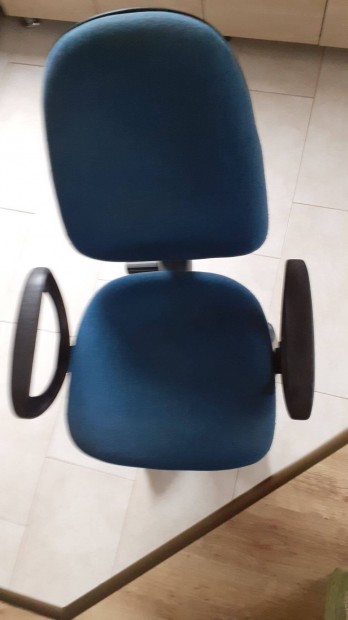 Swivel office chair on wheels with armrests