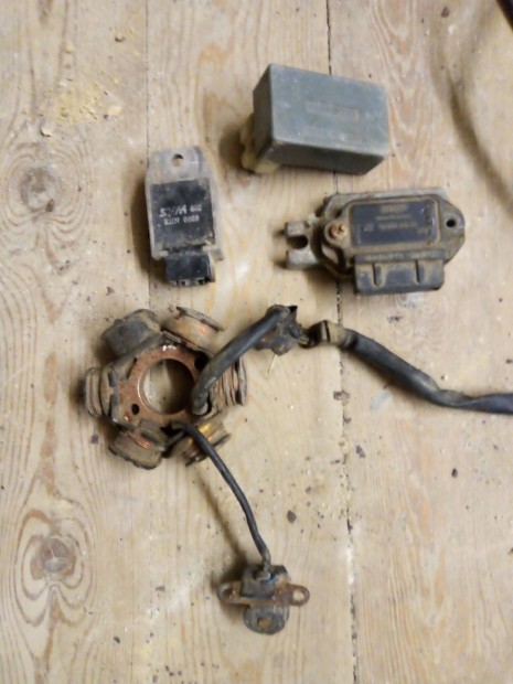 Sym.125/4.T alkatr�szek.Egyben minden.4.000.Ft