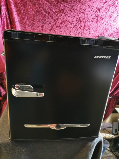 Syntron Kisméretű bárhűtő. tökéletes működéssel és állapotban.