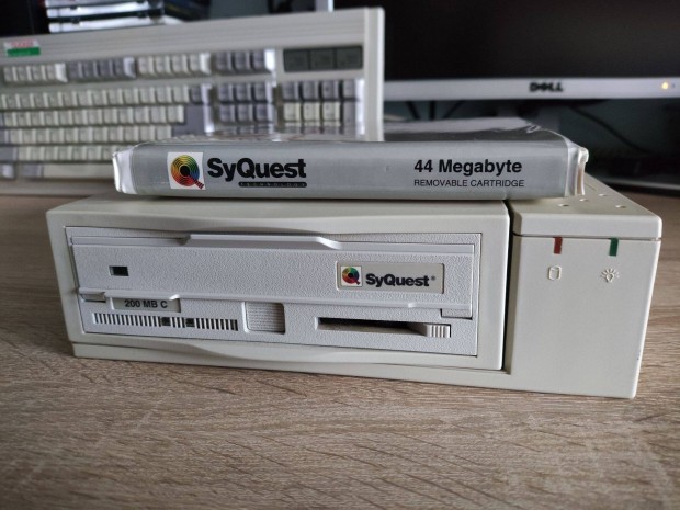 Syquest 200 MB Drive 44MB Lemezzel SCSI