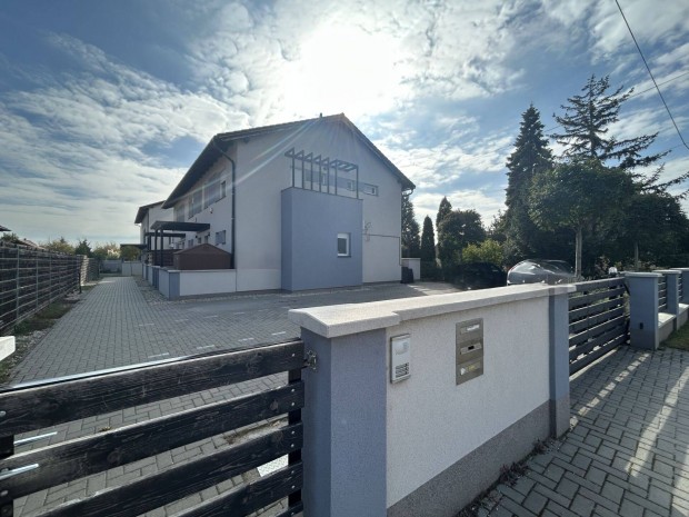 Szabadbatty�n- Kertkapcsolatos, Modern Lak�s