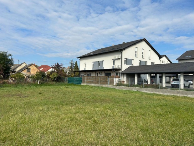 Szabadbatty�n - Kertkapcsolatos modern lak�s