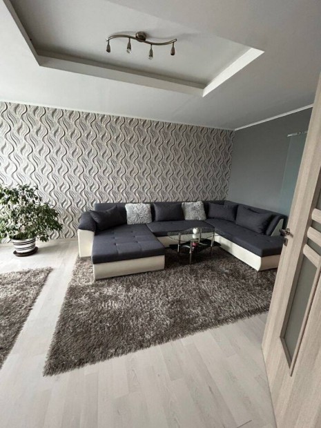 Szabadbatty�n kedvelt r�sz�n lak�s saj�t udvarr�sszel