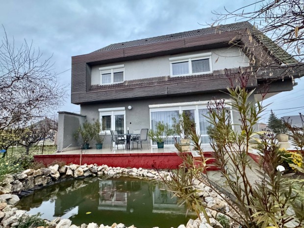 Szabadbatty�nban k�tszintes csal�di h�z elad�