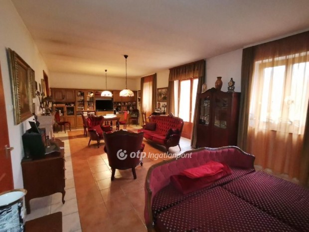 Szabadk�gy�si elad� 128 nm-es h�z