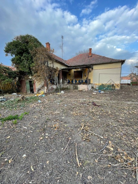 Szabadsz�ll�s Pet�fi �tc�ban fel�j�tand� 130nm t�gla�p�t�s� h�z Elad�