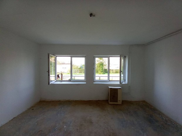 Szabadszentkir�lyon a H�rsfa utc�ban csal�di h�z elad�!