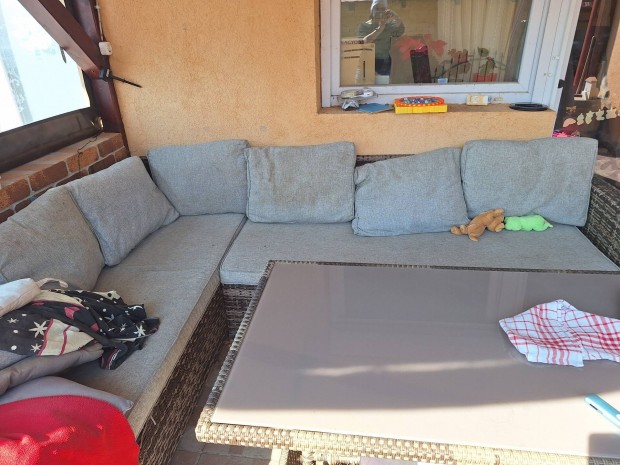 Szakadt terasz kanap� Ingyen elvihet�