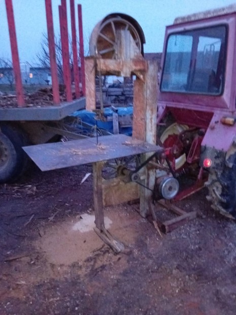 Szalagf�r�sz traktorra kard�nos