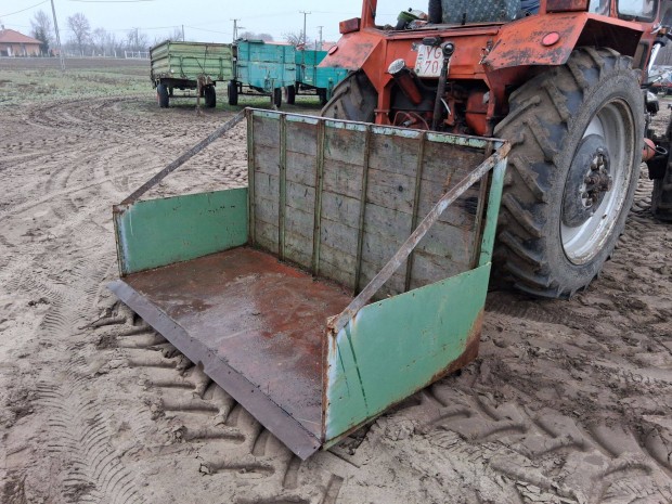 Sz�ll�t�l�da fix plat�s 3 pont f�ggesztett