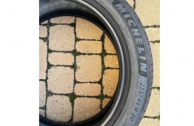Szalon illatú Michelin 255/45/R20 SUV autógumi