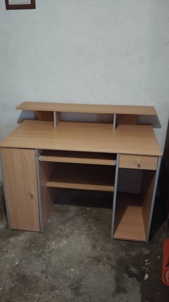 Szmtgp asztal elad 