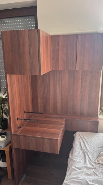 Sz�m�t�g�p sarok polc/szekr�ny