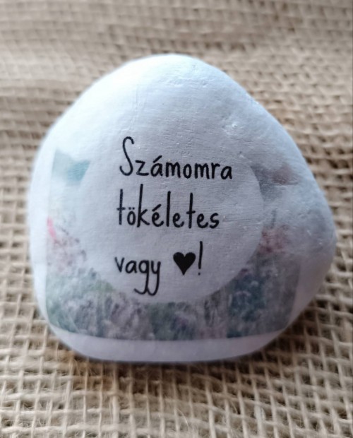 Szmomra tkletes vagy! felirattal dsztett k 