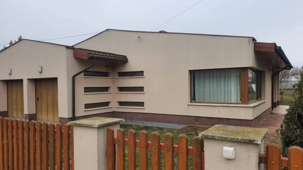 Szandasz�l�s csal�di h�z