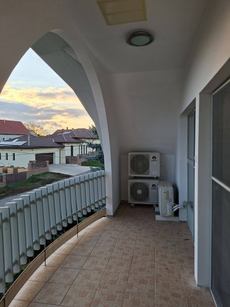 Szandasz�l�s�n egyedi csal�di h�z elad�