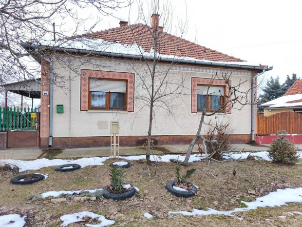 Szank k�zpontj�ban 2 szob�s csal�di h�z elad�!