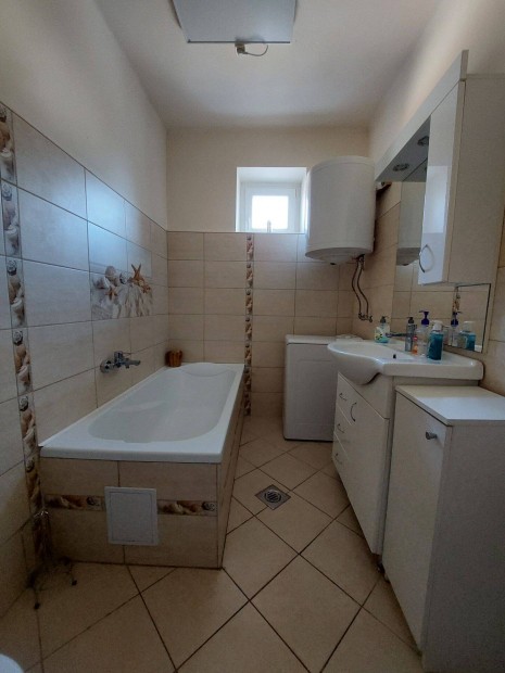 Szanki csal�dih�z elad� k�zponti csendes helyen