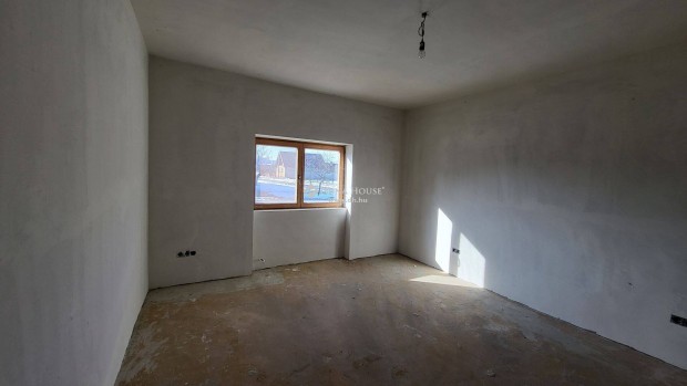 Szankon, a falu k�zpontj�hoz k�zel elad� egy csal�di h�z