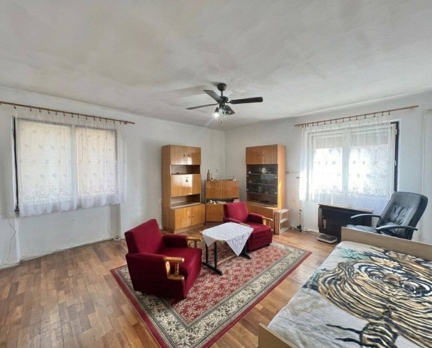 Sz�nt� Utc�ban 1. Emeleti Lak�s Elad�