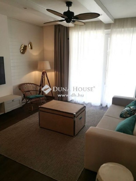 Sz�nt�di 63 nm-es lak�s elad�