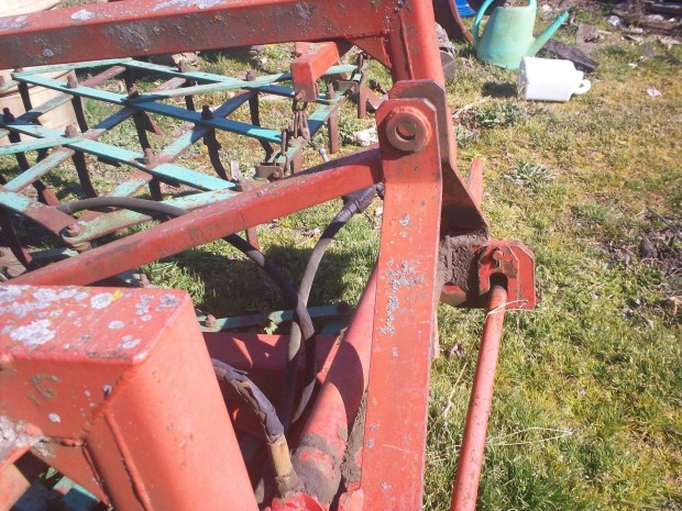 Sz�nt�f�ldi kombin�tor elad�