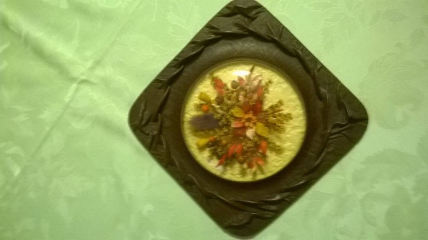 Szárazvirágos falikép bőr keretben, 18x18 cm.,Tiszaújvárosban